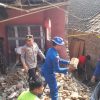Polri Hadir di Tengah Warga, Bersihkan Puing Pascaledakan di Panimbang