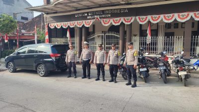 Amankan Ibadah Minggu di GBI Arjawinangun, Personel Polsek Arjawinangun Berikan Rasa Aman Bagi Jemaat