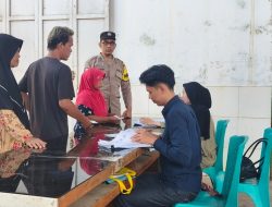 Polsek Beber Polresta Cirebon Monitoring Penyaluran Bantuan Pangan di Desa Gemulung Tonggoh, Pastikan Tertib dan Tepat Sasaran