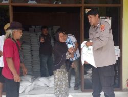Polsek Beber Polresta Cirebon Kawal Penyaluran Bantuan Pangan Beras di Desa Sindangkempeng, Pastikan Tertib dan Tepat Sasaran