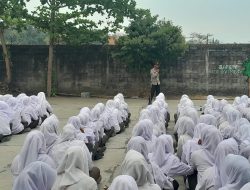 Polsek Sumber Polresta Cirebon Tanamkan Disiplin dan Cegah Perundungan melalui Police Goes to School di SMK Budi Tresna  