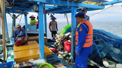 Jaga Keamanan Perairan, Sat Polairud Polresta Cirebon Intensifkan Patroli Laut dan Sambang Nelayan