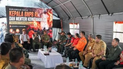 Menhut Raja Antoni Tinjau Karhutla Ogan Ilir, Asap Terlihat dari Tol Kapal Betung