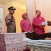 Kapolres Pelabuhan Tanjung Priok Sambangi Korban Kebakaran Muara Angke di RS Duta Indah, Wujud Kepedulian Polri dan Bhayangkari