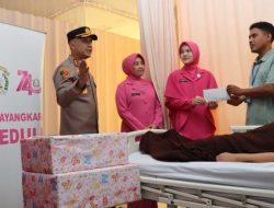 Kapolres Pelabuhan Tanjung Priok Sambangi Korban Kebakaran Muara Angke di RS Duta Indah, Wujud Kepedulian Polri dan Bhayangkari