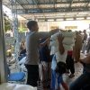 Kawal Penyaluran Bantuan Pangan, Bhabinkamtibmas Pegambiran Pastikan Kegiatan Berjalan Aman dan Kondusif