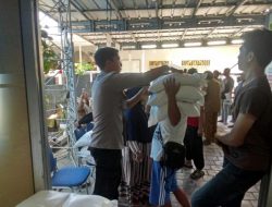 Kawal Penyaluran Bantuan Pangan, Bhabinkamtibmas Pegambiran Pastikan Kegiatan Berjalan Aman dan Kondusif