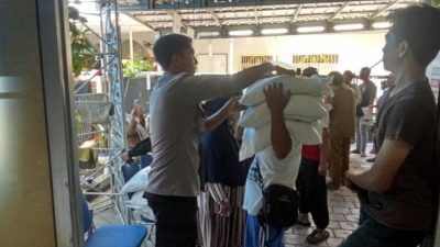 Kawal Penyaluran Bantuan Pangan, Bhabinkamtibmas Pegambiran Pastikan Kegiatan Berjalan Aman dan Kondusif