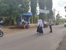 Gatur Pagi, Polsek Susukanlebak Polresta Cirebon Berikan Pelayanan Prima kepada Masyarakat dan Pelajar SMPN 1 Susukanlebak