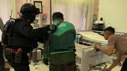 Brimob Polda Metro Jaya Patroli Cipta Kondisi, Bantu Pengemudi Ojol Kecelakaan di Kebun Sirih