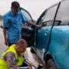 Polantas Karib Personil Induk PJR BSD Korlantas Polri Aiptu Tri Cahyadi Membantu Pengendara Memberikan Pompa Oksigen Portable