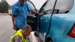 Polantas Karib Personil Induk PJR BSD Korlantas Polri Aiptu Tri Cahyadi Membantu Pengendara Memberikan Pompa Oksigen Portable