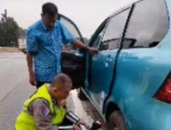 Polantas Karib Personil Induk PJR BSD Korlantas Polri Aiptu Tri Cahyadi Membantu Pengendara Memberikan Pompa Oksigen Portable