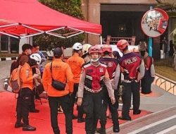 Petugas Gabungan Evakuasi Penghuni Saat Kebakaran Apartemen Pavilion Tanah Abang