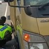 AIPTU Karyono Membantu Menggantikan Ban Mobil Box Yang Melintasi Tol Kilo Meter 22 Serpong MTN 