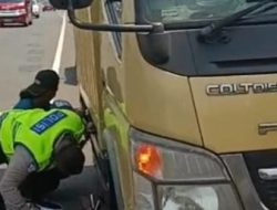 AIPTU Karyono Membantu Menggantikan Ban Mobil Box Yang Melintasi Tol Kilo Meter 22 Serpong MTN 