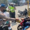 Polres Pelabuhan Tanjung Priok Bagikan Masker Dan Air Mineral kepada Pengguna Jalan Antisipasi Abu Vulkanik Gunung Anak Krakatau