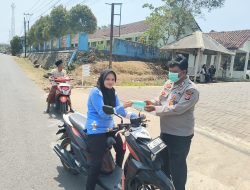 Personil Polsek Cijaku Polres Lebak Bagikan Masker di Daerah Hukum Kecamatan Cijaku dan Cigemblong