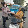 POLWAN POLRES LEBAK TURUN LANGSUNG BAGIKAN MASKER KEPADA MASYARAKAT ANTISIPASI ABU VULKANIK GUNUNG ANAK KRAKATAU