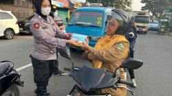POLWAN POLRES LEBAK TURUN LANGSUNG BAGIKAN MASKER KEPADA MASYARAKAT ANTISIPASI ABU VULKANIK GUNUNG ANAK KRAKATAU