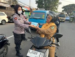 POLWAN POLRES LEBAK TURUN LANGSUNG BAGIKAN MASKER KEPADA MASYARAKAT ANTISIPASI ABU VULKANIK GUNUNG ANAK KRAKATAU
