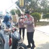 Kapolsek Maja dan Anggota Polsek Maja Polres Lebak Bagikan Masker di Wilayah Kecamatan Maja