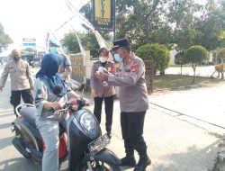Kapolsek Maja dan Anggota Polsek Maja Polres Lebak Bagikan Masker di Wilayah Kecamatan Maja
