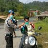 Polsek Lebakgedong Bagikan Masker kepada Masyarakat Antisipasi Dampak Debu Letupan Gunung Anak Krakatau