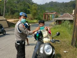 Polsek Lebakgedong Bagikan Masker kepada Masyarakat Antisipasi Dampak Debu Letupan Gunung Anak Krakatau