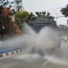 Antisipasi Dampak Debu Vulkanik, Polres Lebak Laksanakan Penyemprotan Menggunakan Mobil AWC