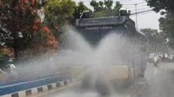Antisipasi Dampak Debu Vulkanik, Polres Lebak Laksanakan Penyemprotan Menggunakan Mobil AWC