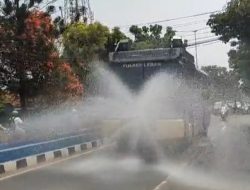 Antisipasi Dampak Debu Vulkanik, Polres Lebak Laksanakan Penyemprotan Menggunakan Mobil AWC