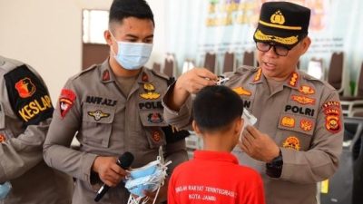 Di Tengah Kabut Asap Karhutla, Brimob Polda Jambi Beri Motivasi serta Perhatian Kesehatan Pelajar Sekolah Rakyat