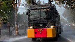 Polres Indramayu Kerahkan Water Cannon Bersihkan Abu Vulkanik di Tiga Ruas Jalan Utama