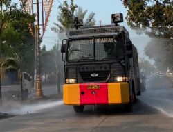 Polres Indramayu Kerahkan Water Cannon Bersihkan Abu Vulkanik di Tiga Ruas Jalan Utama