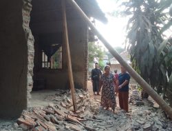 Rumah Warga Roboh Akibat Penggeseran Tanah Di Kampung Kadubana
