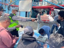 Antisipasi Dampak Erupsi Gunung Krakatau, Polsek Sunda Kelapa, Bagikan 250 Masker kepada Nelayan