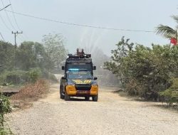 Kurangi Debu dan Dampak Karhutla, Samapta Polda Kaltara Lakukan Penyiraman Jalan