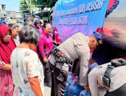 Brimob Polda Jatim Salurkan 37.000 Liter Air Bersih untuk Warga Terdampak Kemarau