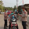 Polsek Cimarga Polres Lebak Bagikan Masker Antisifasi Abu Vulkanik Anak Krakatau