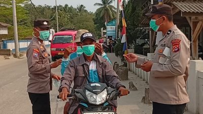 Polsek Cimarga Polres Lebak Bagikan Masker Antisifasi Abu Vulkanik Anak Krakatau