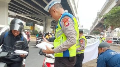 Polantas Korlantas Karib Berbagi Hadir di Samsat Jakarta Timur, Wujud Pelayanan Humanis kepada Masyarakat