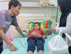 “Bunda Astri” Dinsos Cirebon Kunjungi Fajar di Rumah Sakit: Doakan Anak Jenaka SR yang Bercita-cita Jadi Polisi, Titip Harapan ke Kapolresta Cirebon