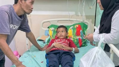 “Bunda Astri” Dinsos Cirebon Kunjungi Fajar di Rumah Sakit: Doakan Anak Jenaka SR yang Bercita-cita Jadi Polisi, Titip Harapan ke Kapolresta Cirebon