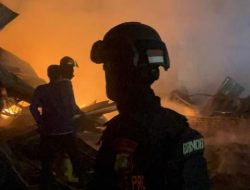 Brimob Polda Metro Jaya Bantu Amankan Lokasi Kebakaran Lapak Limbah di Bekasi