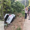 Polsek Gunungkencana Bantu Evakuasi Mobil Wisatawan yang Terperosok di Jalan Raya Gunungkencana-Malingping