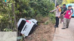 Polsek Gunungkencana Bantu Evakuasi Mobil Wisatawan yang Terperosok di Jalan Raya Gunungkencana-Malingping