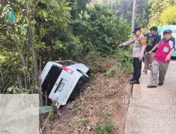 Polsek Gunungkencana Bantu Evakuasi Mobil Wisatawan yang Terperosok di Jalan Raya Gunungkencana-Malingping
