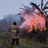 Polsek Cibadak Bersama Damkar Padamkan Kebakaran Lahan di Belakang BTN Mandala