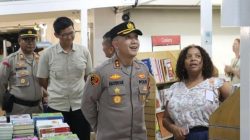 Kapolres Pelabuhan Tanjung Priok Tinjau Kapal Perpustakaan MV Doulos Hope di Dermaga Eks Presiden